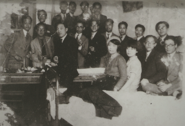 巴黎常书鸿家的留法学生聚会（前排左三为徐悲鸿，后排右一为常书鸿。）