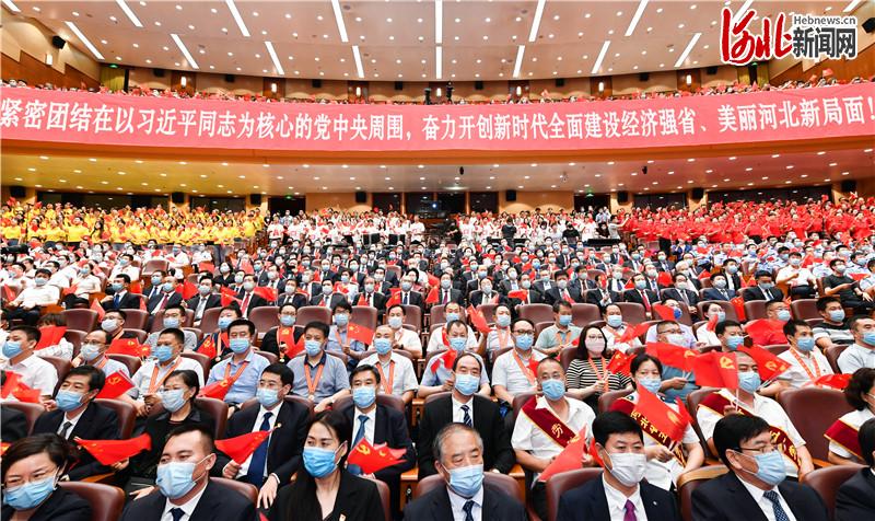 6月30日晚，河北省庆祝中国共产党成立100周年主题文艺演出——大型河北梆子情景剧《党的女儿》在石家庄人民会堂大礼堂演出。王东峰、许勤、叶冬松、叶连松等与党员干部群众代表共同观看演出，热烈庆祝中国共产党百年华诞。 河北日报记者赵威摄