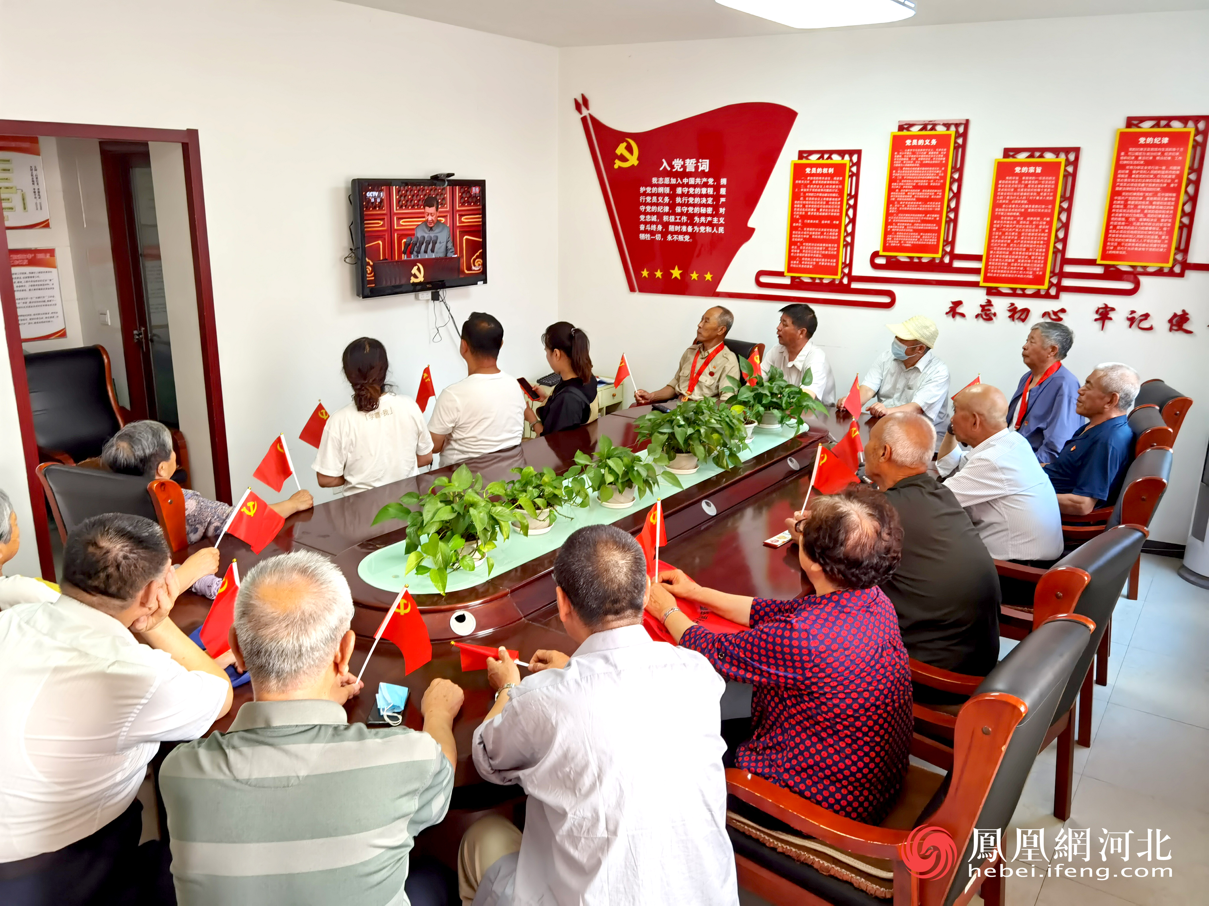 社区党员观看庆祝中国共产党成立100周年大会