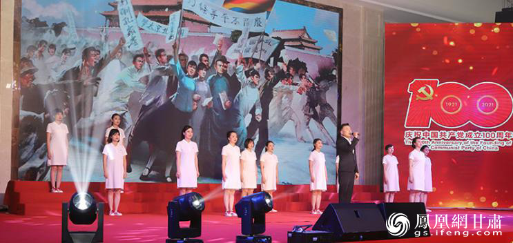 甘南分行表演独唱《在此刻》，歌声扣人心弦。甘肃银行供图