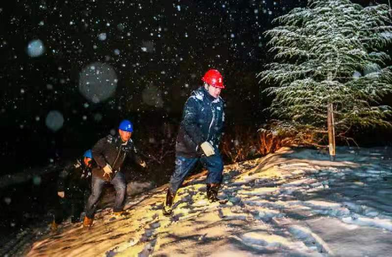 陶留海（前）带队开展线路雪天夜巡（罗浩 摄）