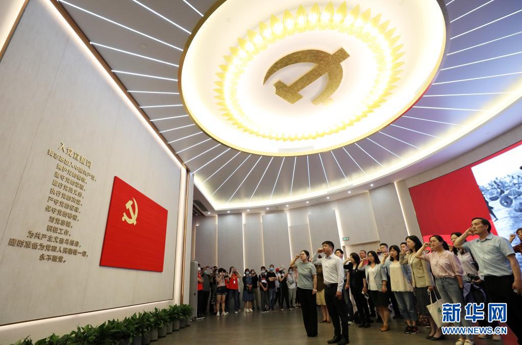 2021年6月3日，党员在全新开馆的上海中共一大纪念馆里重温入党誓词。新华社记者 刘颖 摄