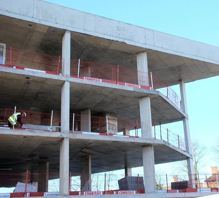 再考虑到在柱子附近的吃力大,有时会局部加厚,就像个帽子,俗称柱帽.