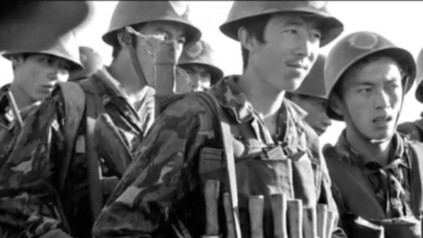 是何原因使得王红在战地摄影期间,对战士们产生了敬畏之情?