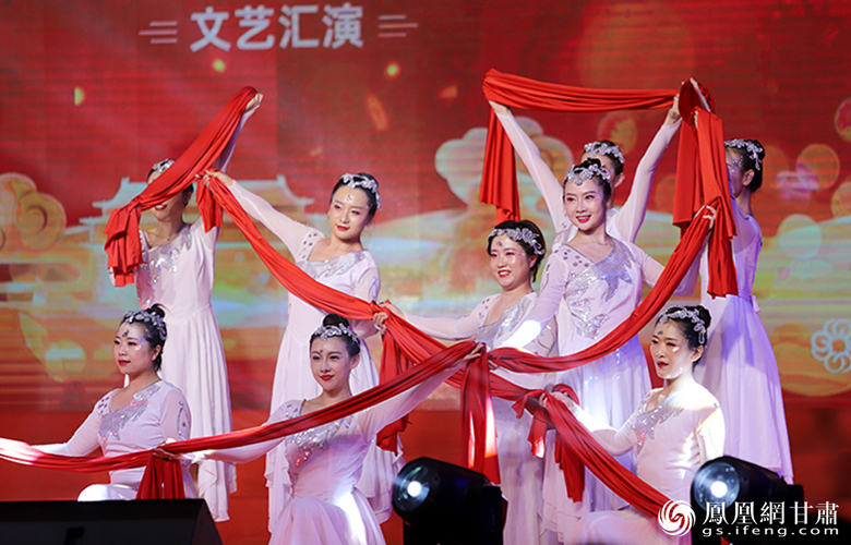 兰州市西固支行用优美的舞姿演绎《党的赞歌》 甘肃银行供图