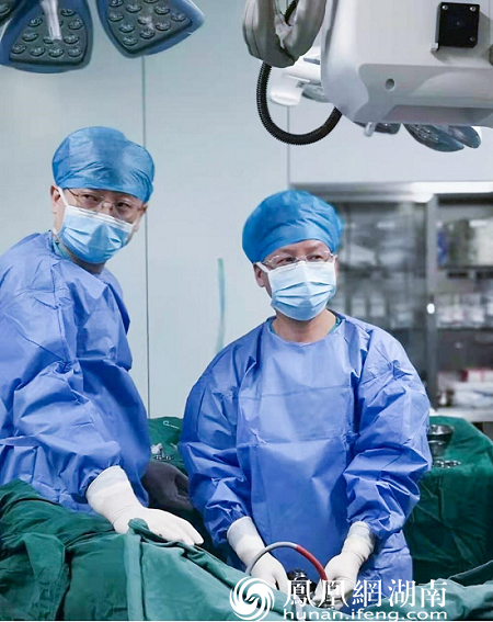 常德一医泌尿外科主任苏开德（右一）团队正在手术