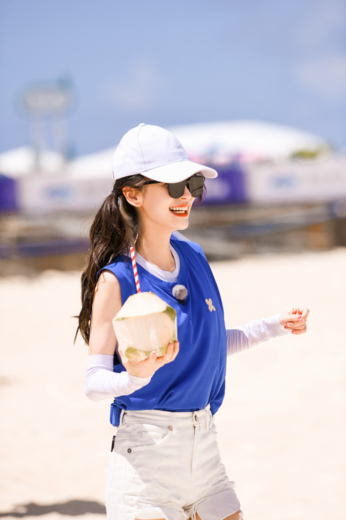 angelababy《奔跑吧》双马尾造型曝光 海上冲浪释放夏日活力