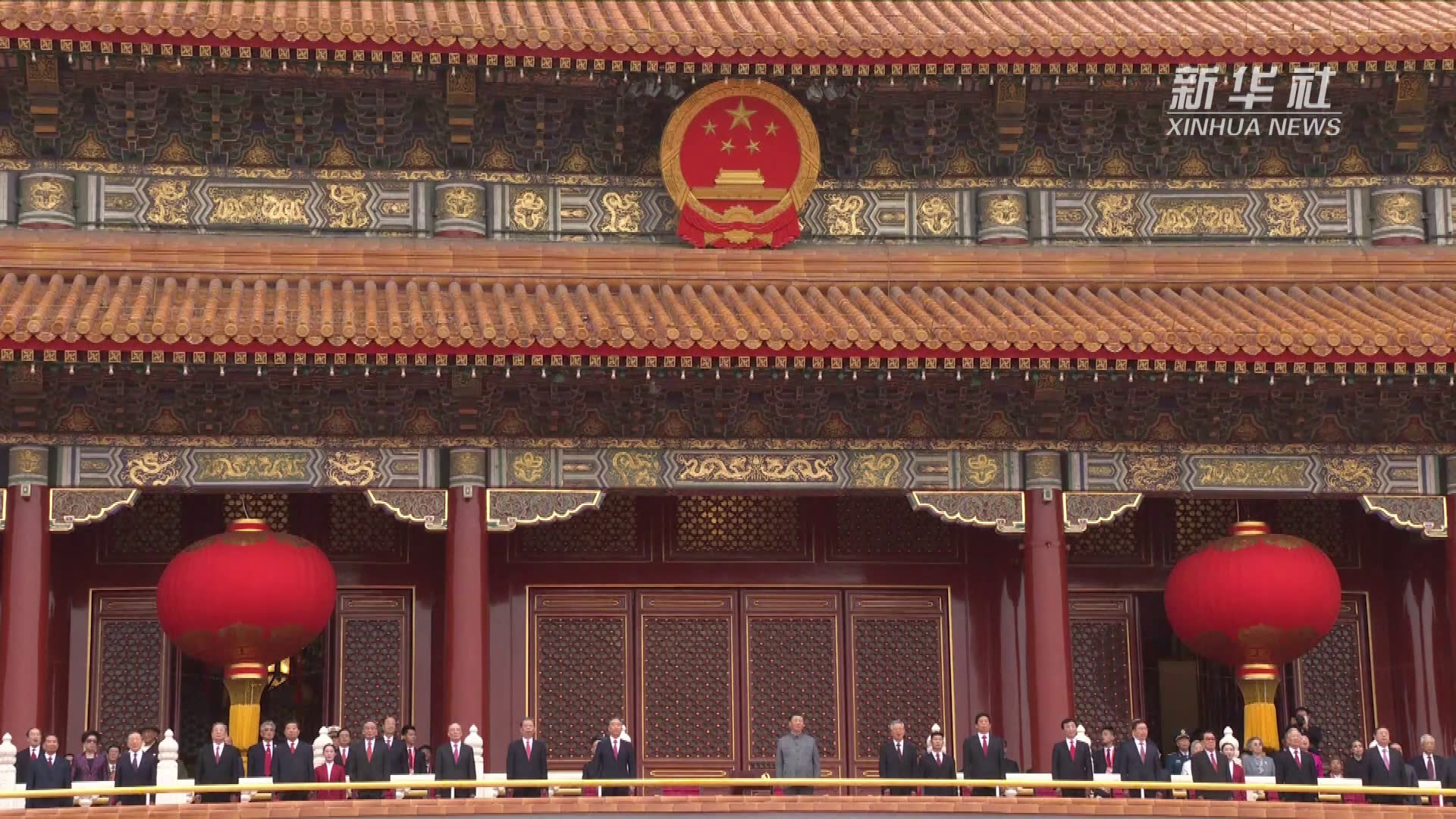 升国旗仪式开始　全场唱响中华人民共和国国歌