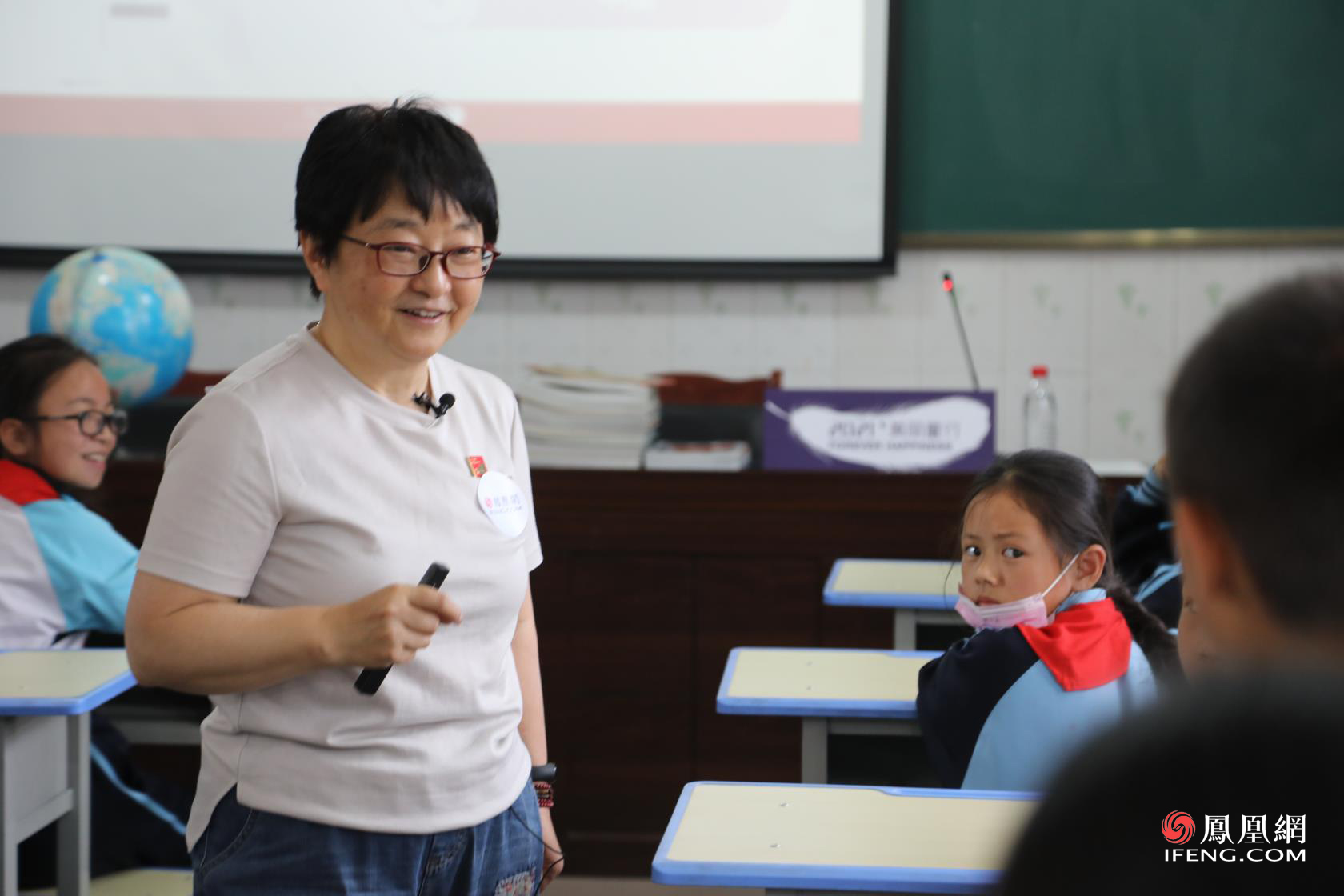 主题分享课上，孩子们积极回答问题