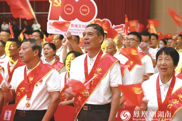 在场老党员激动的唱起《没有共产党就没有新中国》。