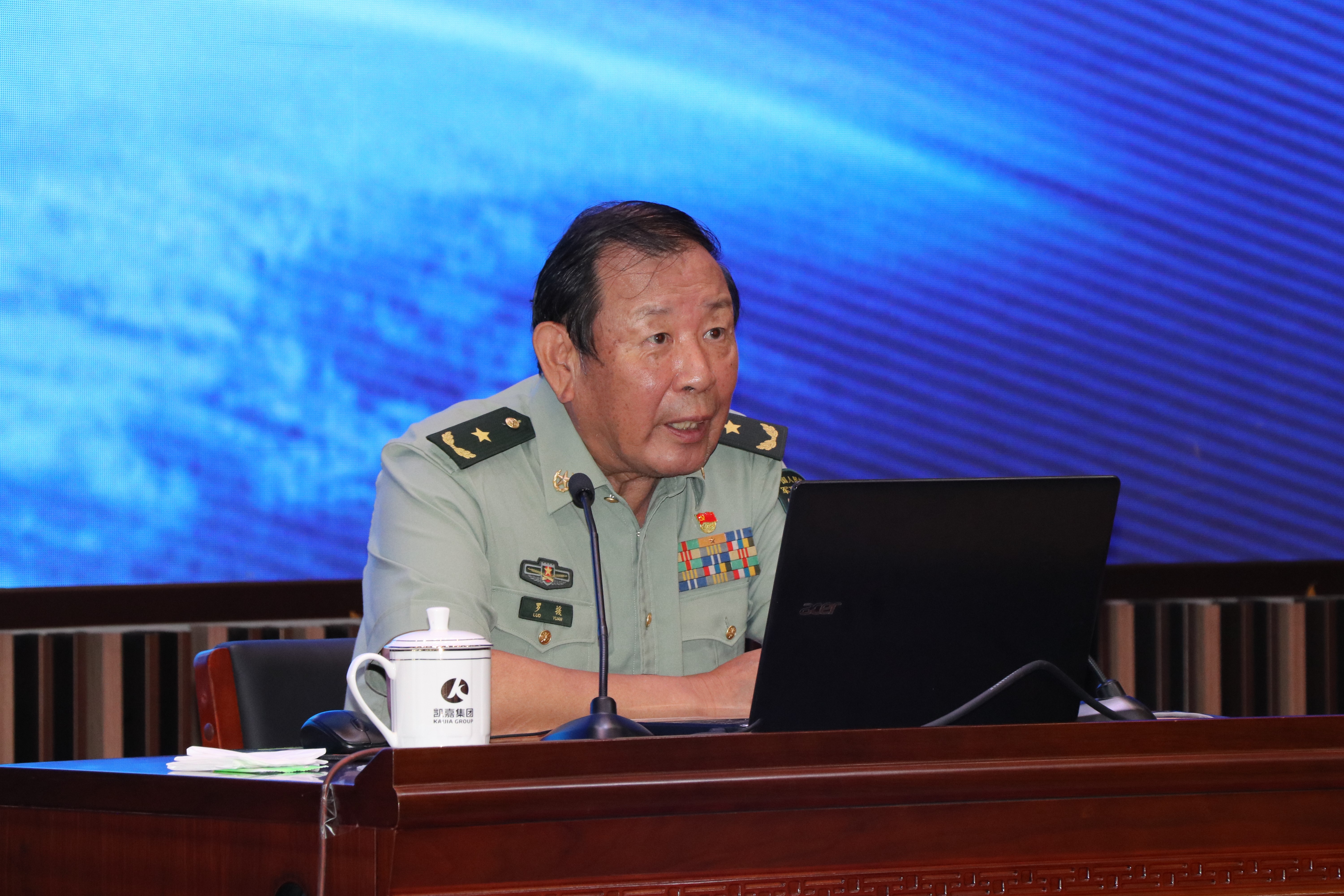 政协委员,军事科学学会副秘书长,中国战略文化促进会常务副会长罗援