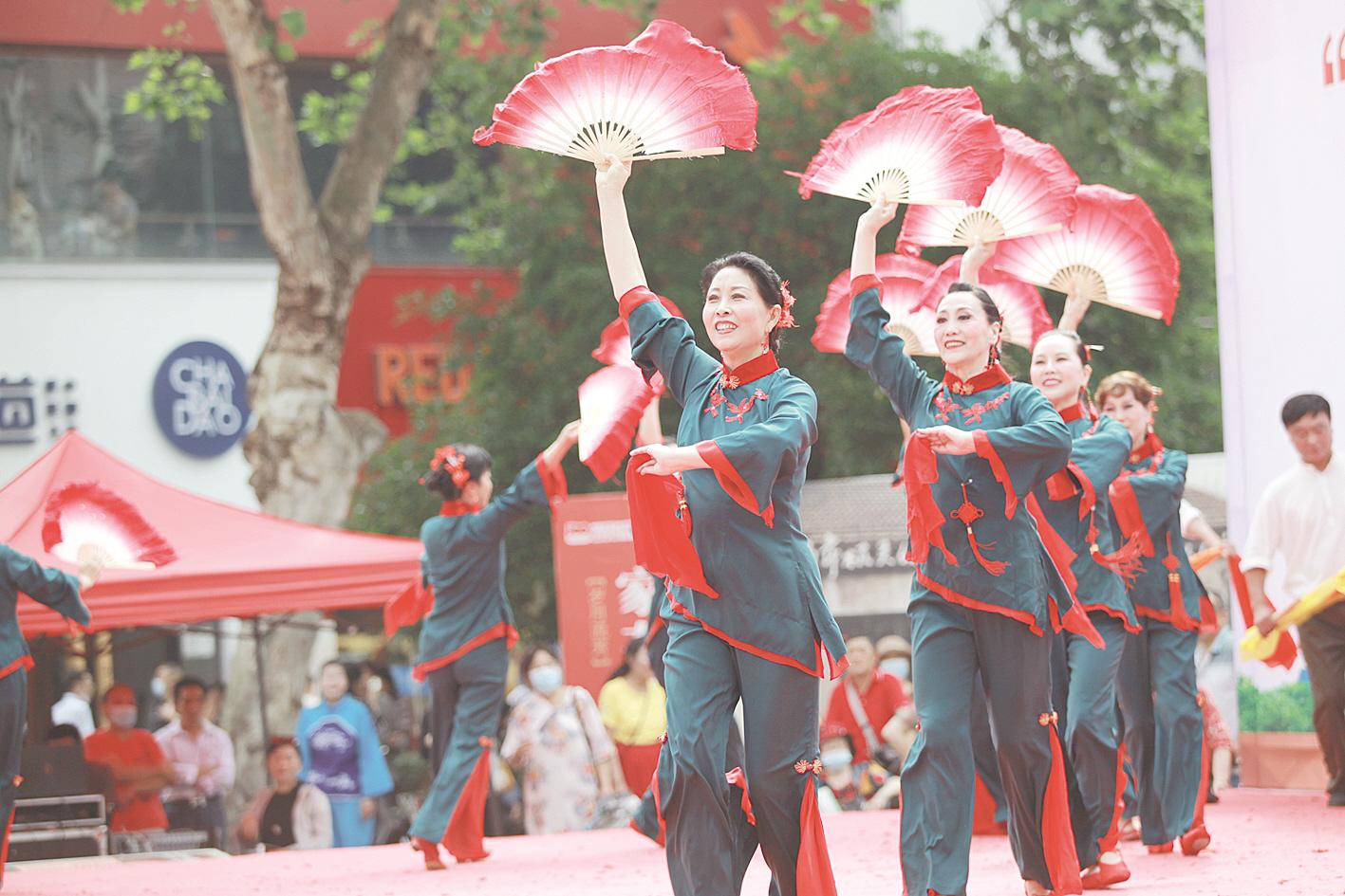 7月1日，宜昌市西陵区在解放路步行街举行庆祝中国共产党成立100周年文艺汇演，辖区干部群众用一首首耳熟能详的红色经典歌曲和欢快轻盈的舞蹈，歌颂党的丰功伟绩，表达对党和祖国的无限热爱。 （视界网 黄翔 摄）