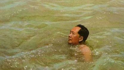 老当益壮！珍贵历史影像记录了毛主席畅游长江的景象