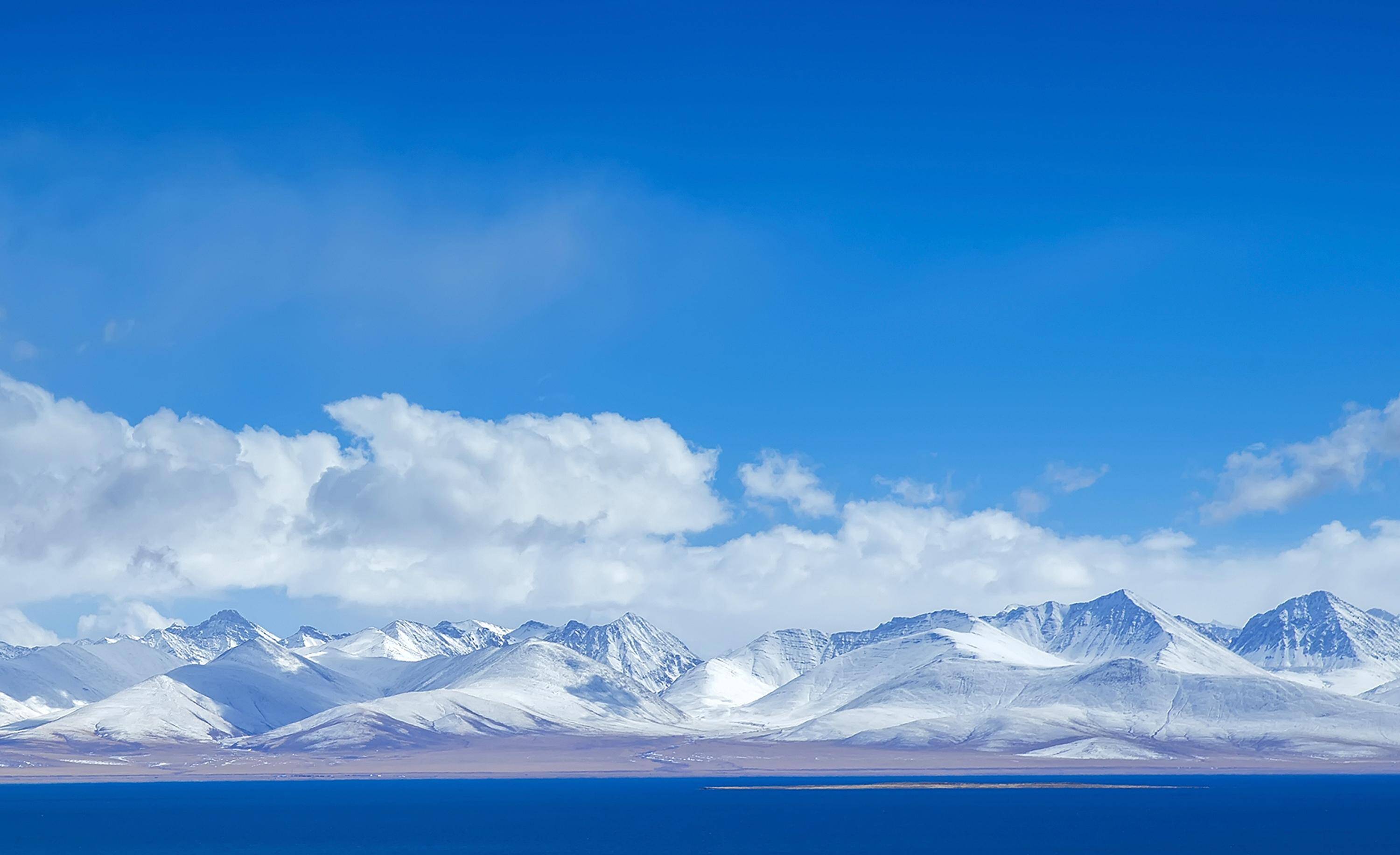 置身此地,眼前是深蓝色,甚至是墨蓝色的湖面,与远处蔚蓝的天空浑然