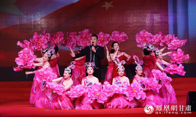 定西分行带来诗歌与舞蹈《幸福中国一起走》 甘肃银行供图