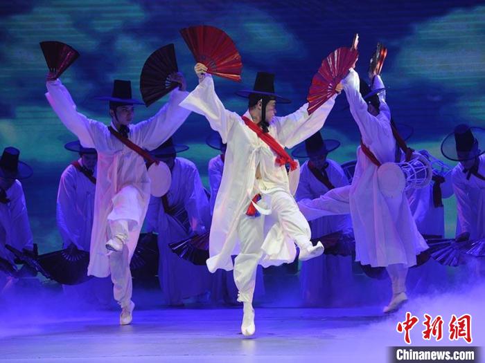 演员们表演朝鲜族舞蹈《鹤东来》 刘栋 摄