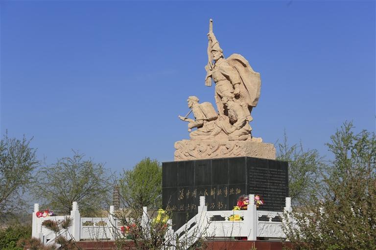 著名雕塑家孙纪元创作的红军强渡黄河塑像