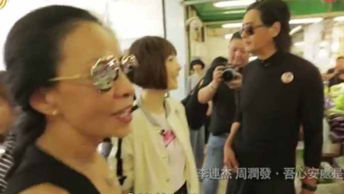 周润发携妻子逛菜市场，发嫂的这个举动彰显人品！