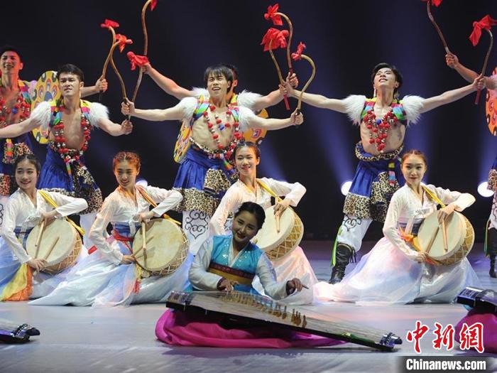 演员在使用朝鲜族乐器伽倻琴进行弹唱 刘栋 摄