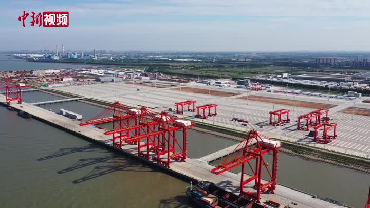 长江流域首个堆场自动化集装箱码头建成
