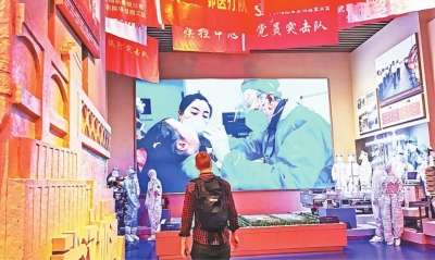 在抗疫专题展区，武汉抗疫的相关展陈震撼人心。