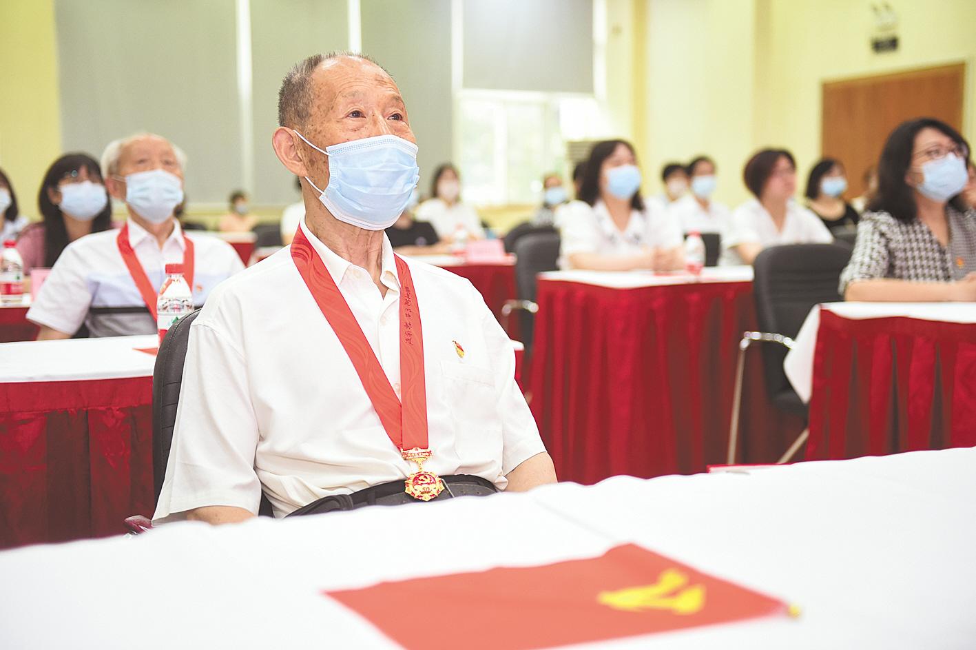 7月1日上午，武汉市江岸区百步亭社区党员群众服务中心，社区40余名党员群众及10位获颁“光荣在党50年”纪念章的老党员集体收看大会盛况。 （湖北日报全媒记者 何宇欣 通讯员 史雅琴 摄）