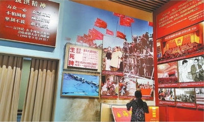 中国共产党历史展览馆内展现1998年抗洪的感人瞬间。