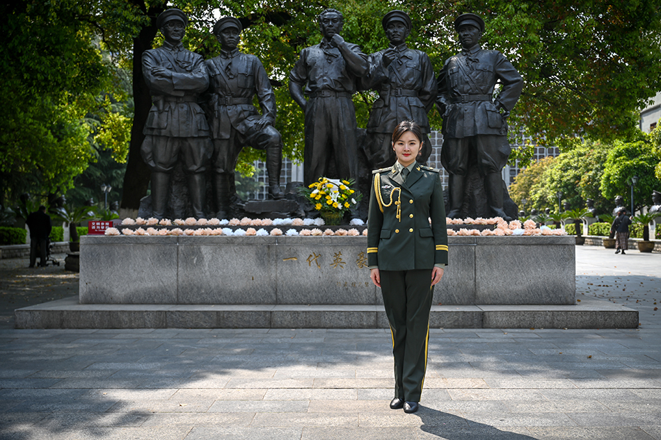 2021年3月26日，江西省南昌市，八一起义纪念馆，周甜在“一代英豪”群雕前。