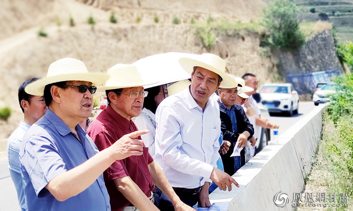 郭汉彪(前排左三)向张克复(前排左二)介绍五城相连遗址情况 杨兴龙