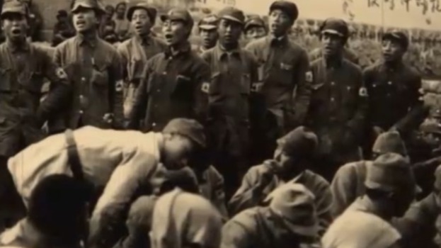 日军战俘感谢八路军的优待政策集体唱歌，而沙飞正好将这一幕拍摄下来