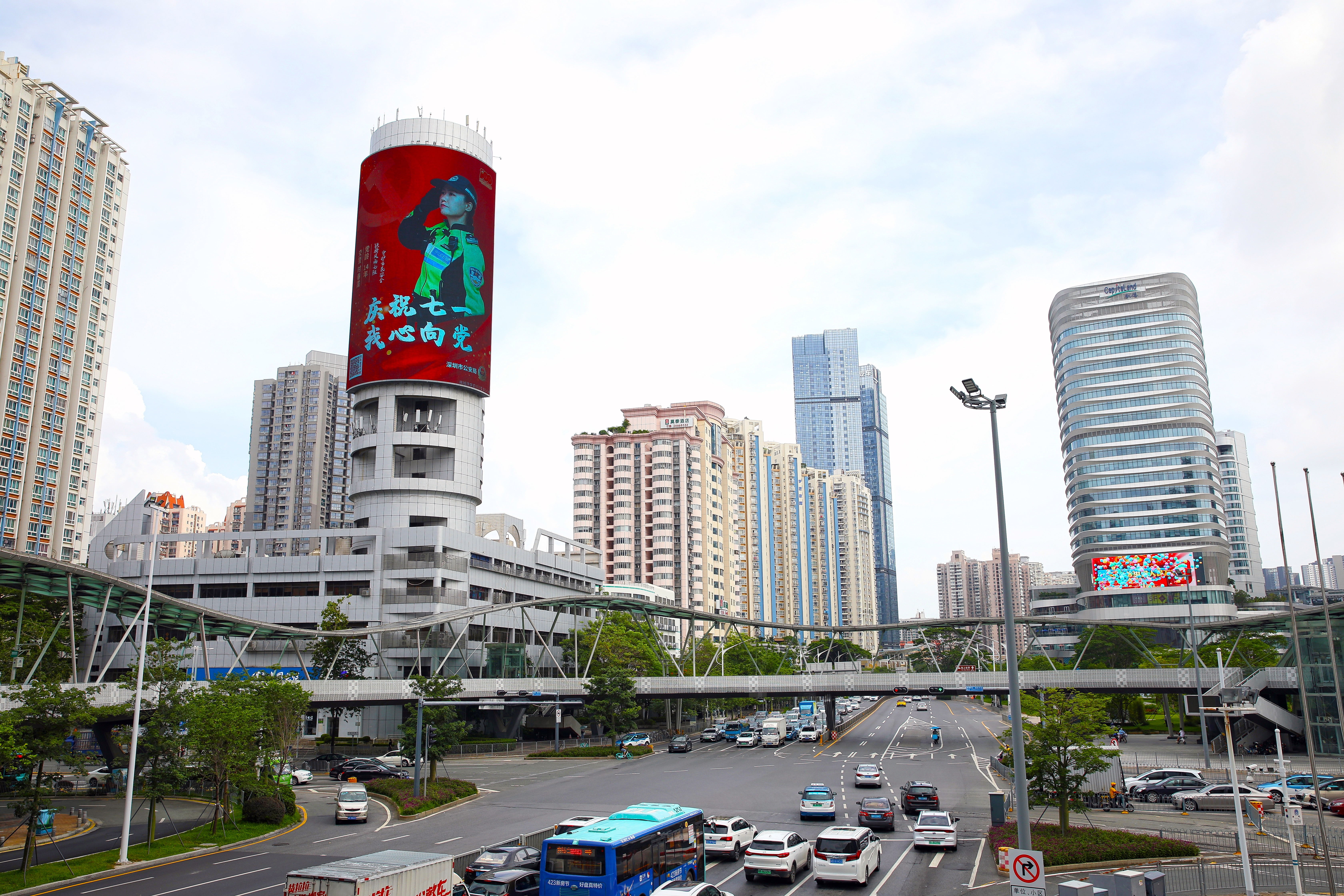 深圳公安登陆深南,华强北等户外大屏
