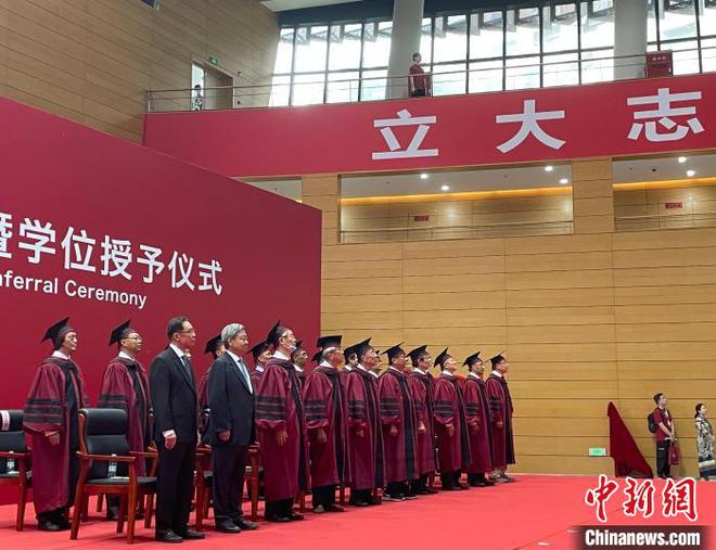 中国工程院院士钟南山3日在沪参加上海科技大学2021届毕业典礼 郑莹莹 摄