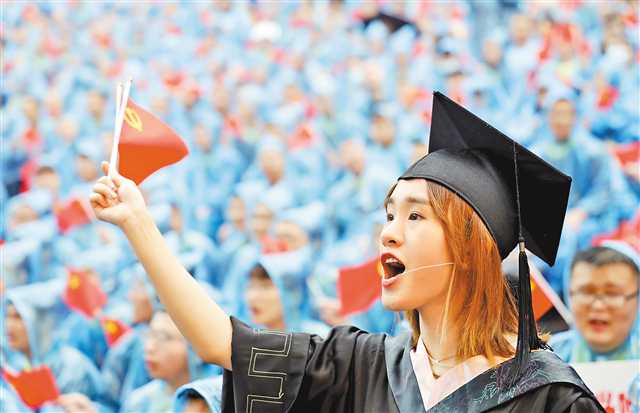 六月二十八日，重慶大學(xué)風(fēng)雨操場，畢業(yè)學(xué)生高唱《唱支山歌給黨聽》。盧越 攝