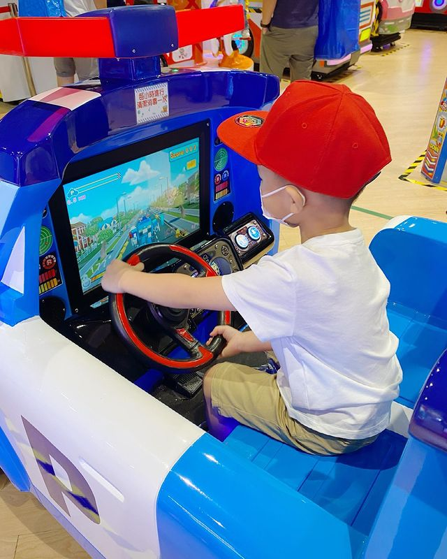 胡杏儿老公带儿子打电动 父子俩穿亲子装嗨玩击掌