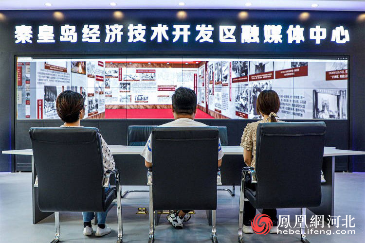 图为融媒体中心工作人员利用大屏幕参观浏览VR党史云馆。