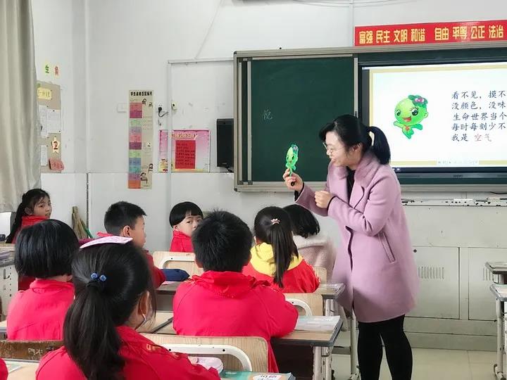 为全班同学制作电子相册 平湖师范学校附属小学的这位女教师用实际行动记录着学生的成长