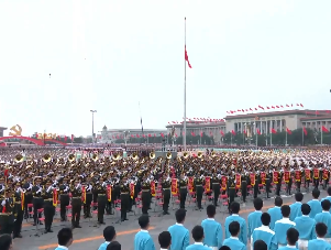 升国旗仪式开始 全场唱响中华人民共和国国歌