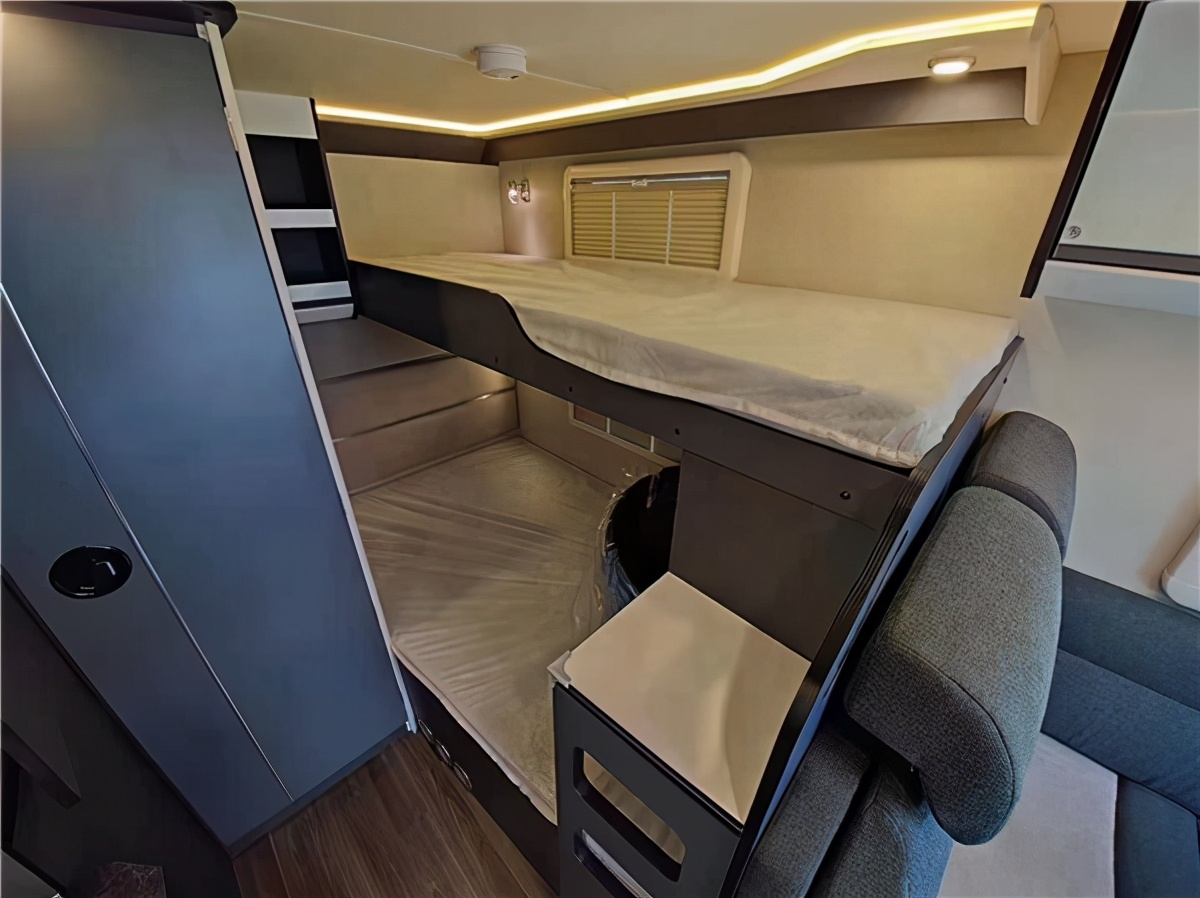 宇通c520福特t型房车,国六汽油排放2.67米无惧限高