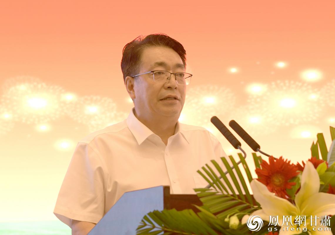 甘肃农垦集团党委书记、董事长谢天德介绍并购庄园牧场相关情况 甘肃农垦集团供图