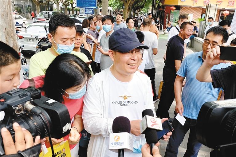 一位学生家长接受记者采访原标题:报名数据3次随机排序家长代表全程