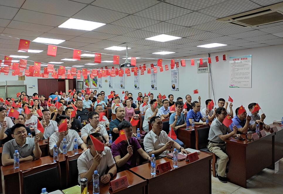 南昌县党员干部群众收听收看庆祝中国共产党成立100周年大会