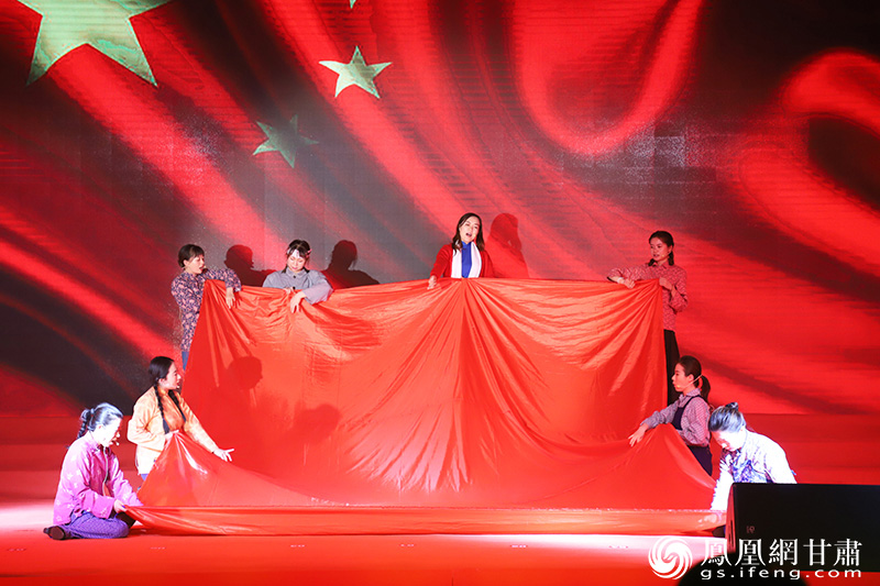 兰州新区支行表演的情景剧《绣红旗》，体现广大人民群众对共产党的浓情赞美。甘肃银行供图