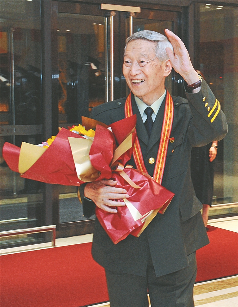 七一勋章获得者和全国两优一先表彰对象载誉归来