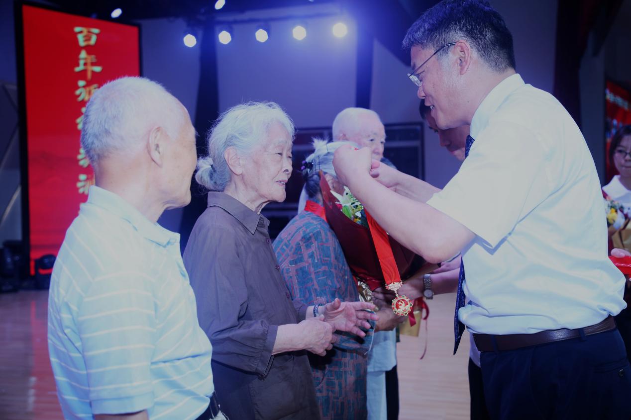 校党委书记封安保为合肥一中在光荣在党50年的老党员老同志颁发奖章