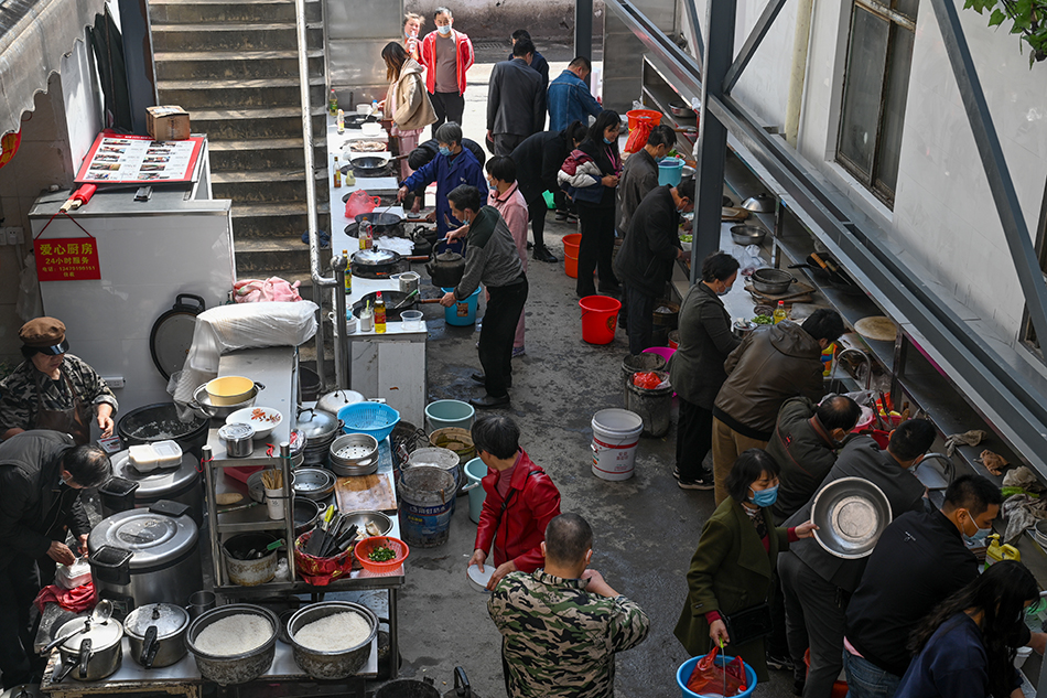 2021年3月25日，南昌，“爱心厨房”内十几个灶台同时开火。
