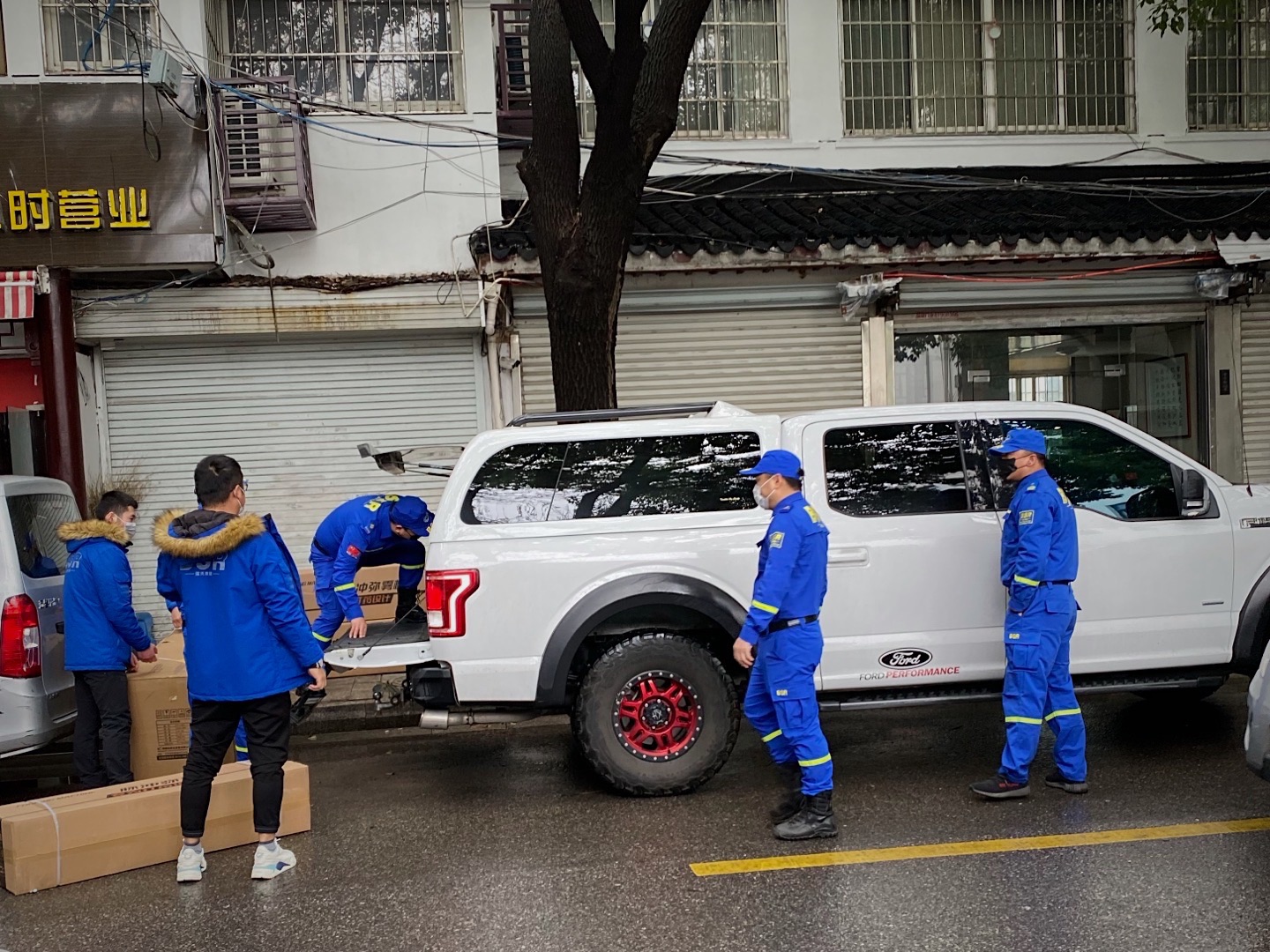 许鹏（右）前往武汉早晨装车