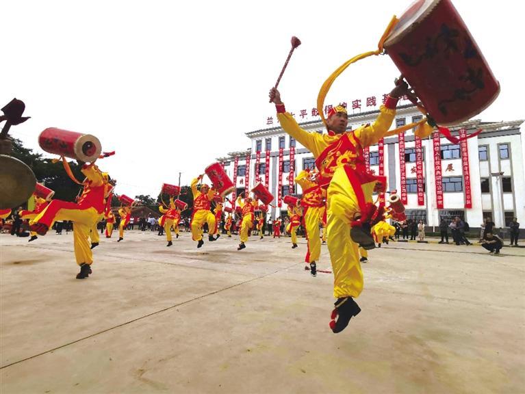 太平鼓表演 张建平 摄
