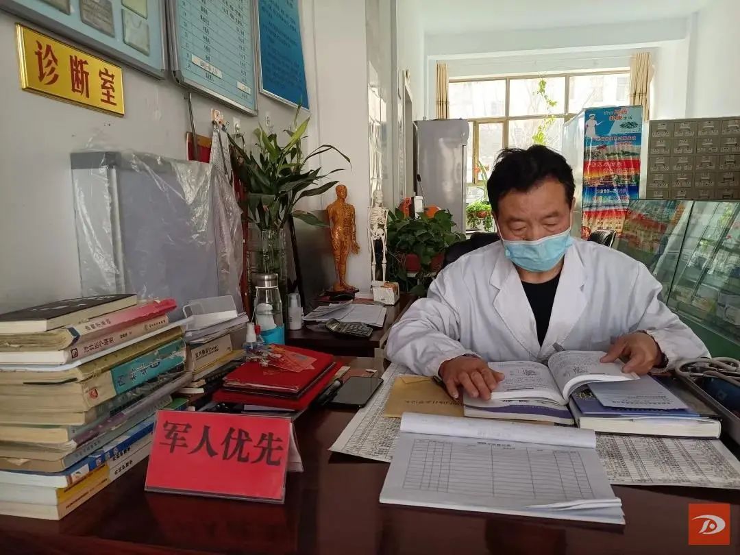 这身白大褂，他一穿就是13年……