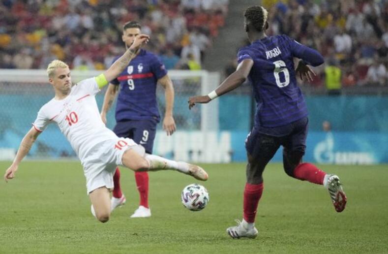 瑞士队球员扎卡（左）与法国队球员博格巴拼抢