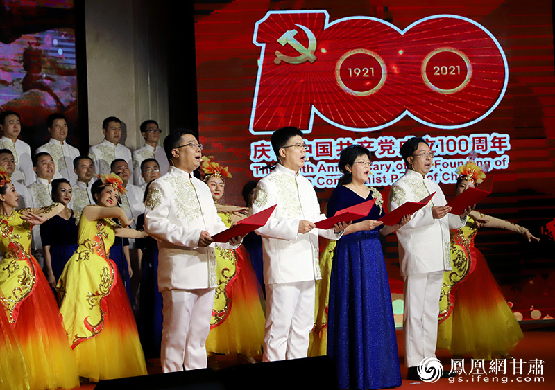 甘肃银行总行办公室、董办、监办、战略发展部、审计部、驻行纪检监察组、安全保卫部、机构管理部、党群工作部、行政事务部等部门联合表演情景合唱《祖国不会忘记》，气势恢宏，深情感人。甘肃银行供图